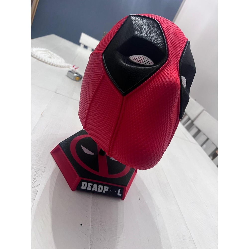 Marvel Deadpool Magnetic Cosplay Mask with Display Stand 3D printed - Picture 3 of 7